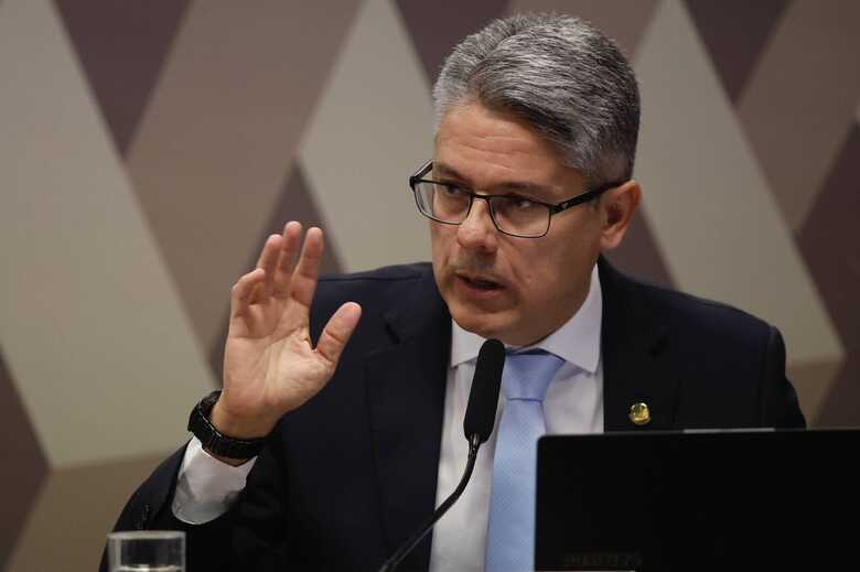 Senador Alessandro Vieira (MDB-SE) durante a leitura do relat&oacute;rio final 
