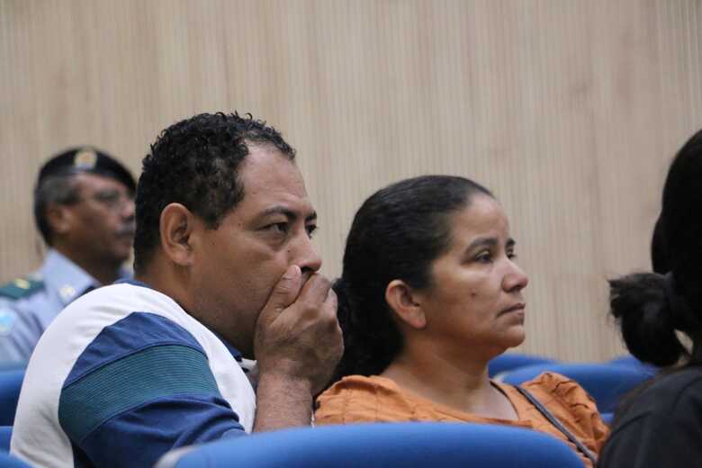Pais de Silas durante o julgamento - Foto: Vin&iacute;cius Santos / JD1