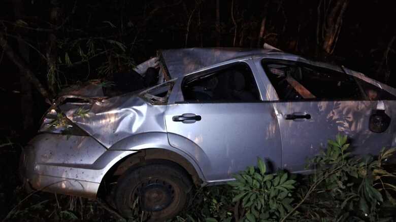 Carro ficou bastante destru&iacute;do ap&oacute;s o acidente