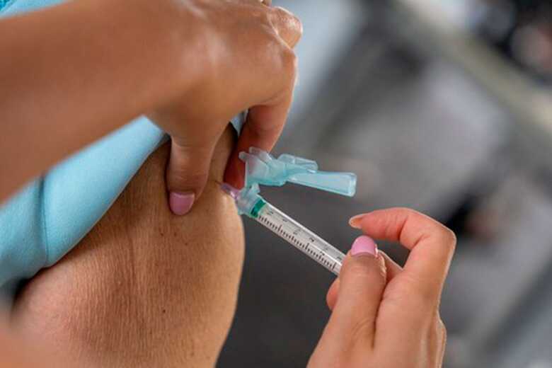 Esquema vacinal foi anunciado nesta segunda-feira (20) pelo secret&aacute;rio municipal de Sa&uacute;de, M&aacute;rcio Figueiredo