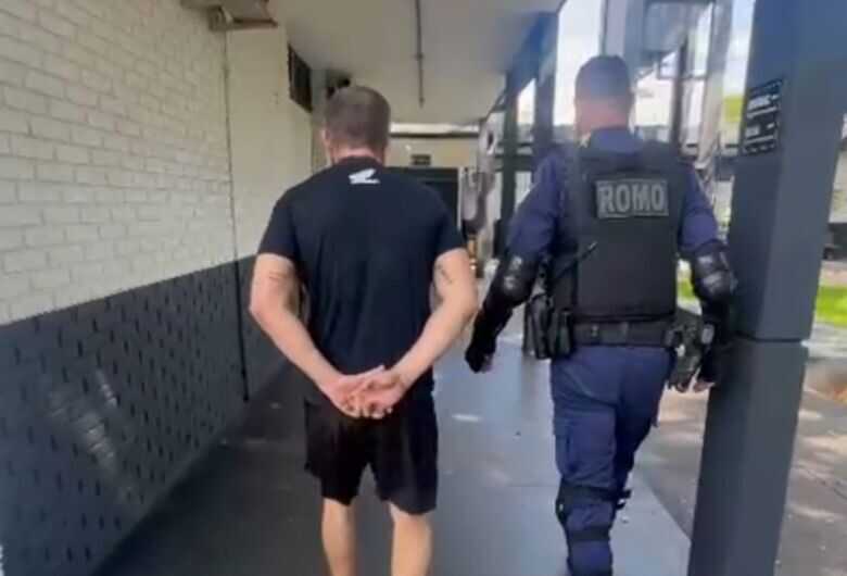 Suspeito sendo preso ap&oacute;s dois assaltos 