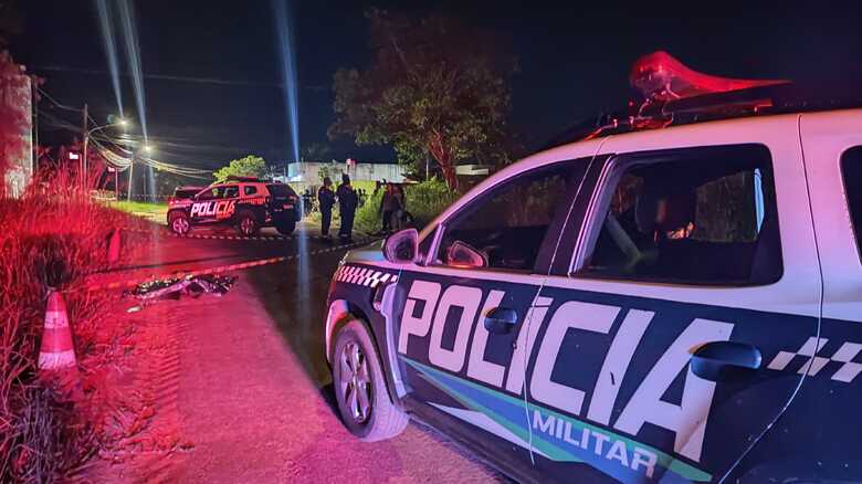 Corpo da mulher foi encontrado na rua