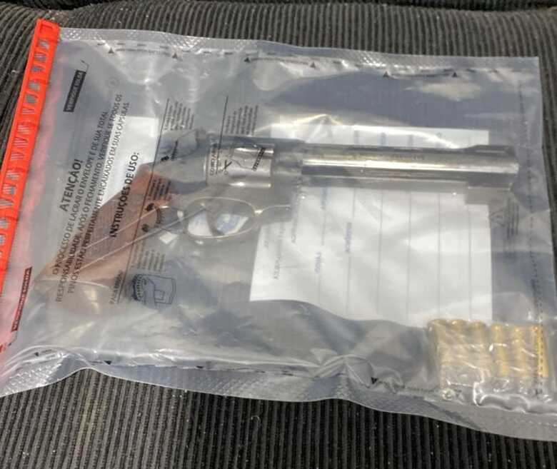 Arma escondida na casa do autor