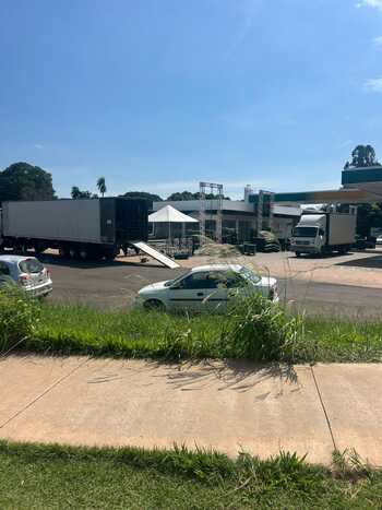 Palco sendo montado no posto da Duque