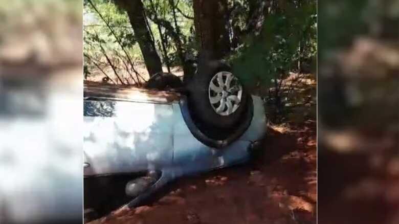 Carro capotou e parou nas margens da rodovia