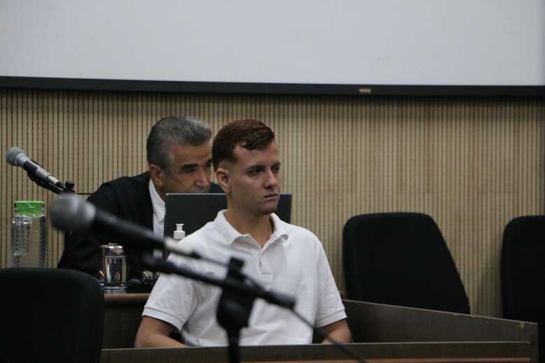 "Alem&atilde;ozinho", pr&oacute;ximo do advogado durante julgamento - Foto: JD1