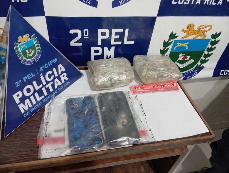  Com eles, foram apreendidos dois rev&oacute;lveres, um fac&atilde;o, por&ccedil;&otilde;es de droga do tipo skunk e celulares