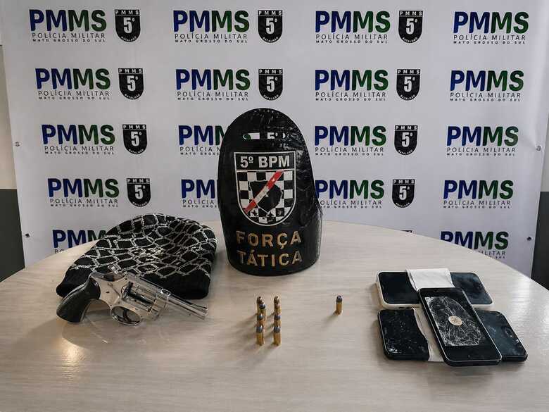 Arma e celulares apreendidos durante a a&ccedil;&atilde;o