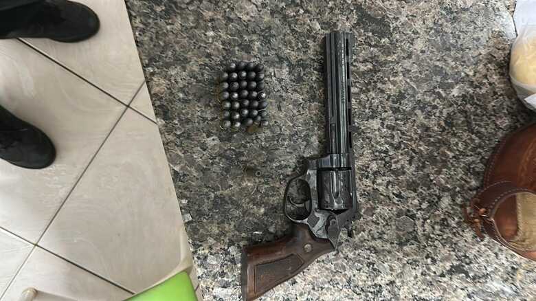Arma apreendida durante a opera&ccedil;&atilde;o