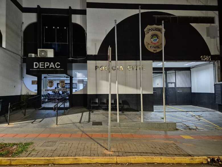 Fato ocorreu em frente a Depac Centro, em Campo Grande