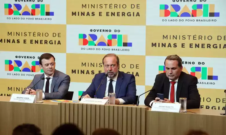 Na pr&aacute;tica, o governo vai devolver &agrave;s refinarias e aos importadores parte dos tributos federais