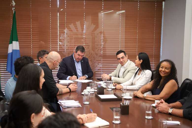 Assinatura do documento que permitiu o novo concurso