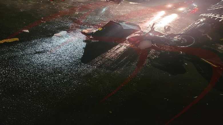 Motoentregador bateu na traseira de caminh&atilde;o