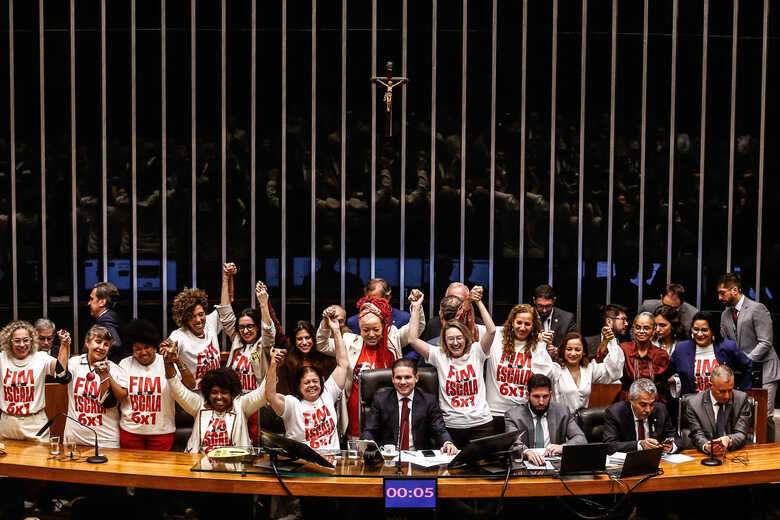 Mulheres da base governista durante a sess&atilde;o de vota&ccedil;&atilde;o da PEC que acaba com a escala 6x1