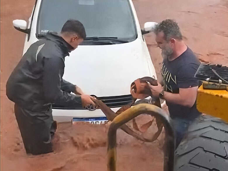 Um dia de alagamento na Avenida Rachid Neder