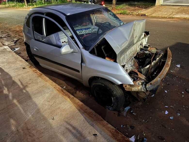 Frente do ve&iacute;culo ficou completamente destru&iacute;da