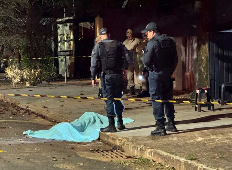 Jos&eacute; Amauri foi surpreendido na frente da pr&oacute;pria casa