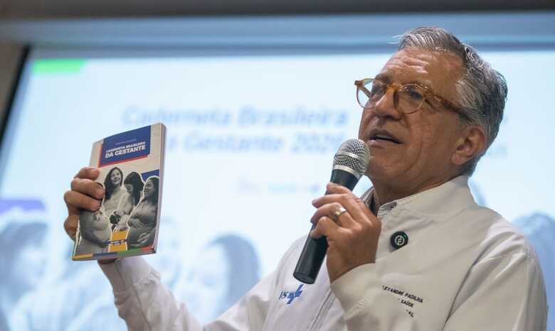  ministro da Sa&uacute;de, Alexandre Padilha, explica que a atualiza&ccedil;&atilde;o do conte&uacute;do da caderneta inclui informa&ccedil;&otilde;es sobre o cuidado na maternidade e o puerp&eacute;rio, al&eacute;m do plano de parto.
