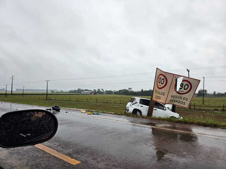 Um dos carros foi parar nas margens da rodovia