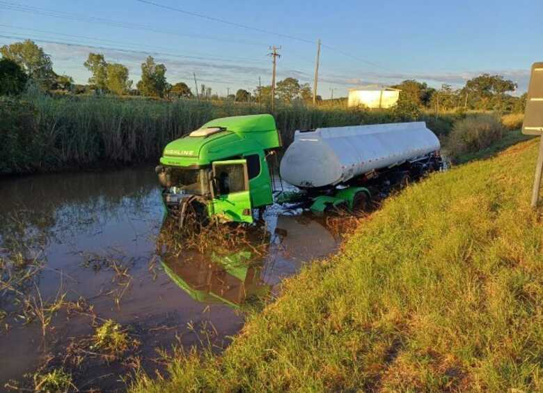 Carreta foi parar na &aacute;gua ap&oacute;s o acidente