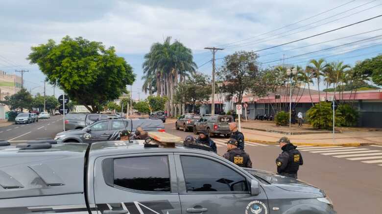 V&aacute;rias viaturas ficaram de vigia na frente do Hospital da Vida