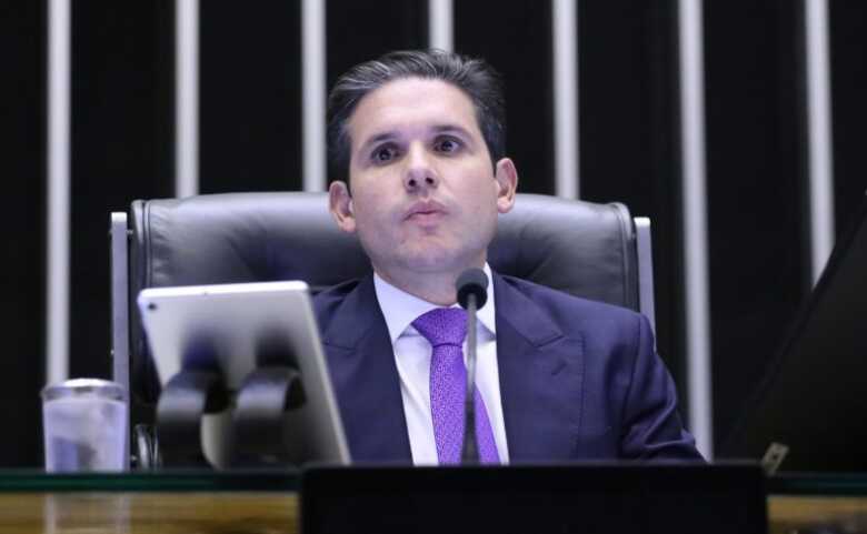 Hugo Motta defende que trabalhadores mais descansados tendem a produzir melhor