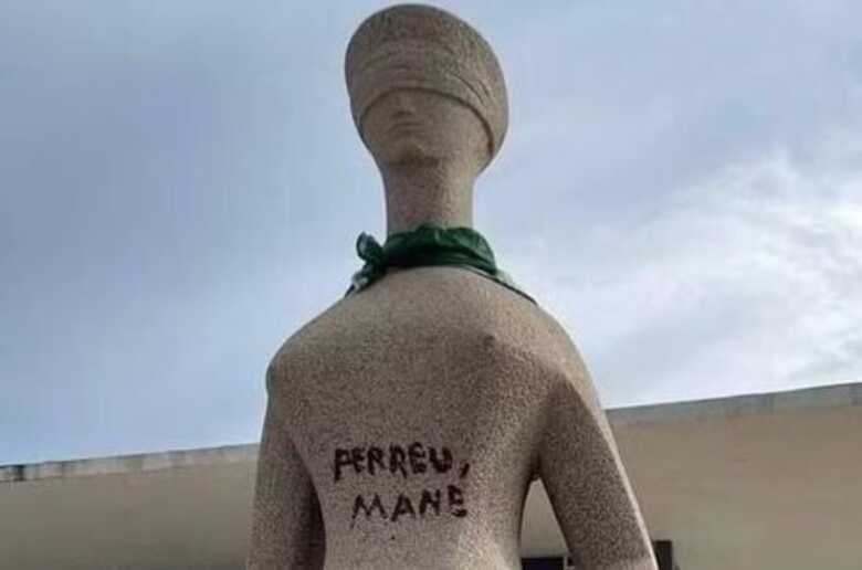Est&aacute;tua pichada no 8 de Janeiro | Foto: Redes Sociais/Reprodu&ccedil;&atilde;o