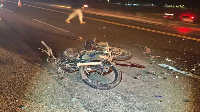 Motocicleta ficou bastante destru&iacute;da no acidente