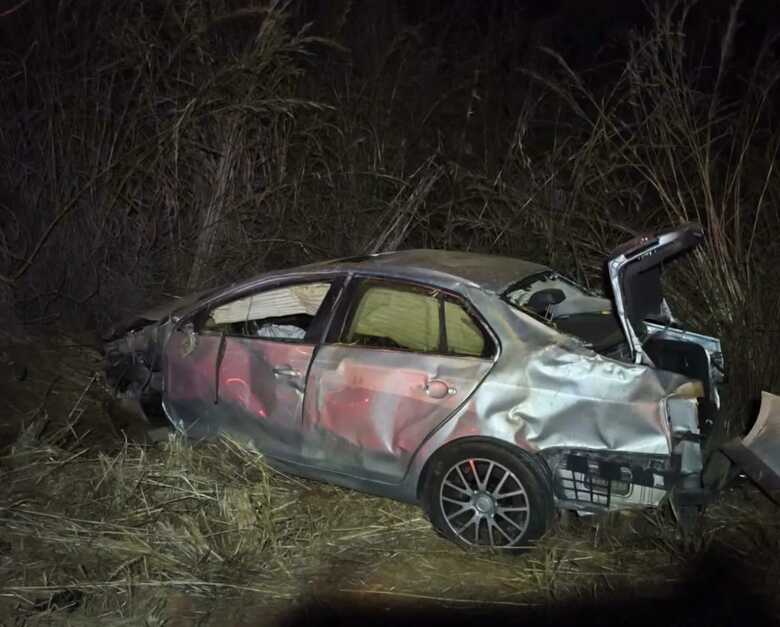 Carro ficou bastante destru&iacute;do no acidente