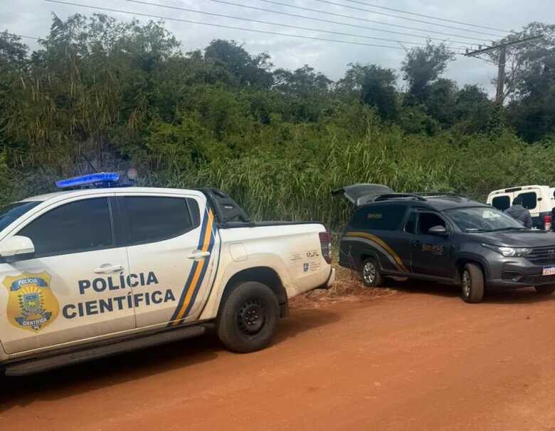 Autoridades estiveram no local para apurar as causas do crime