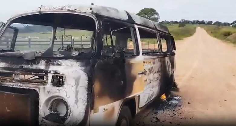 Kombi ficou destru&iacute;da ap&oacute;s o inc&ecirc;ndio