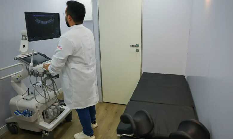 M&eacute;dico preparando atendimento em unidade hospitalar