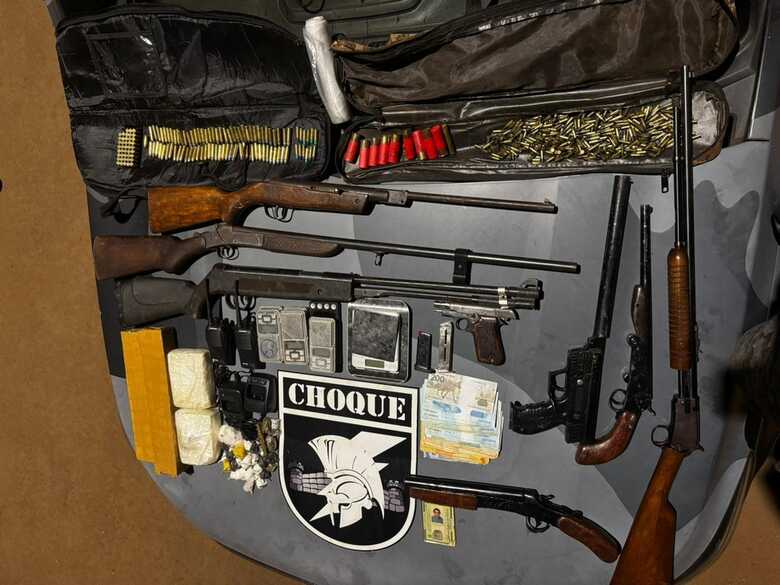 As diversas armas apreendidas