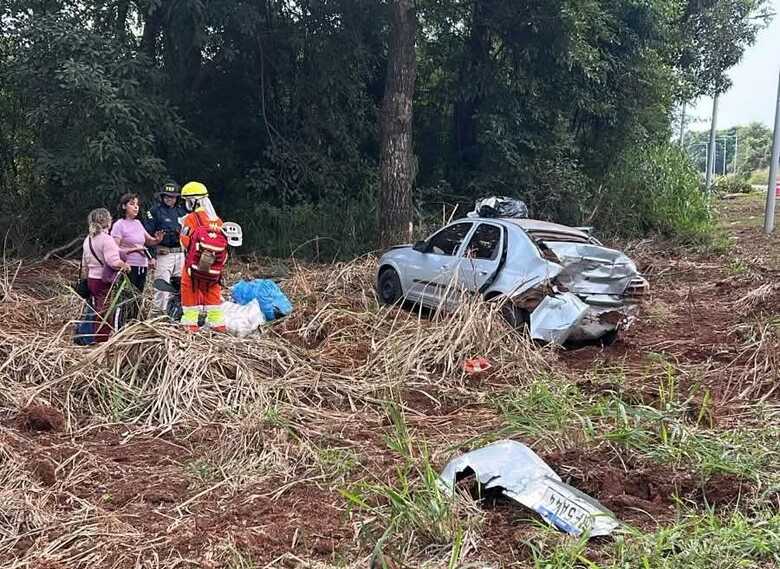 Carro de passeio saiu da pista com o impacto 
