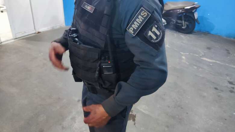 Policial teve a roupa rasgada no embate