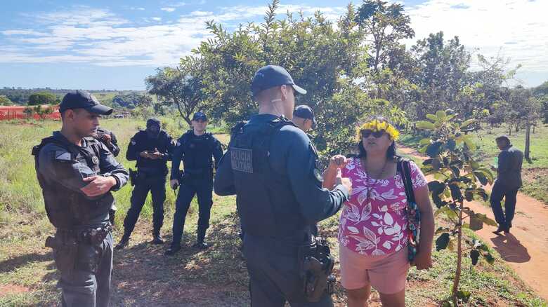 Militares conversam com lideran&ccedil;a ind&iacute;gena 