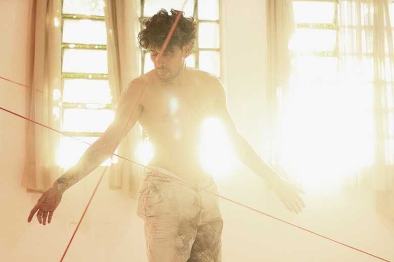 "Corpo Sobre Penas", nova cria&ccedil;&atilde;o do bailarino sul-mato-grossense