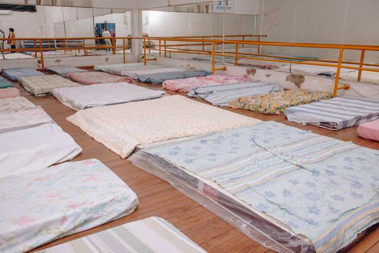 No local, ser&atilde;o oferecidos espa&ccedil;o coberto e aquecido para dormir, colch&otilde;es, len&ccedil;&oacute;is e cobertores