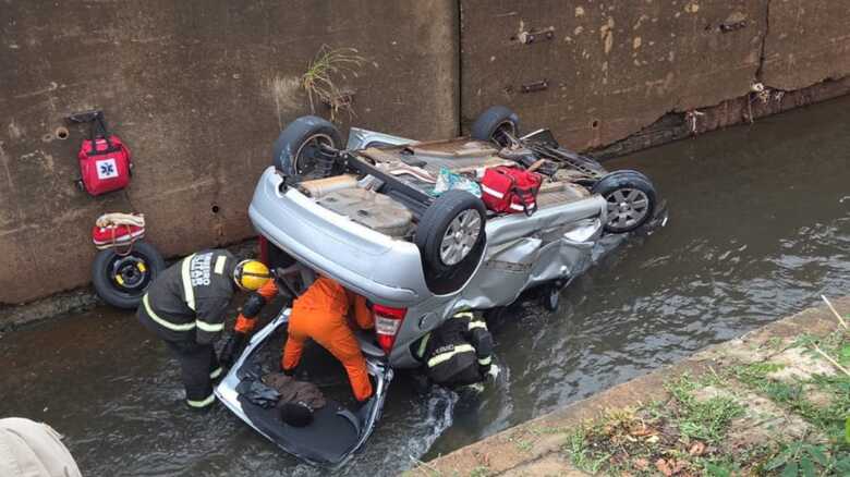 Carro ficou bastante danificado com o acidente
