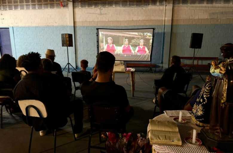 A primeira edi&ccedil;&atilde;o do projeto levou cinema, cultura e reflex&atilde;o para moradores da Comunidade Tia Eva