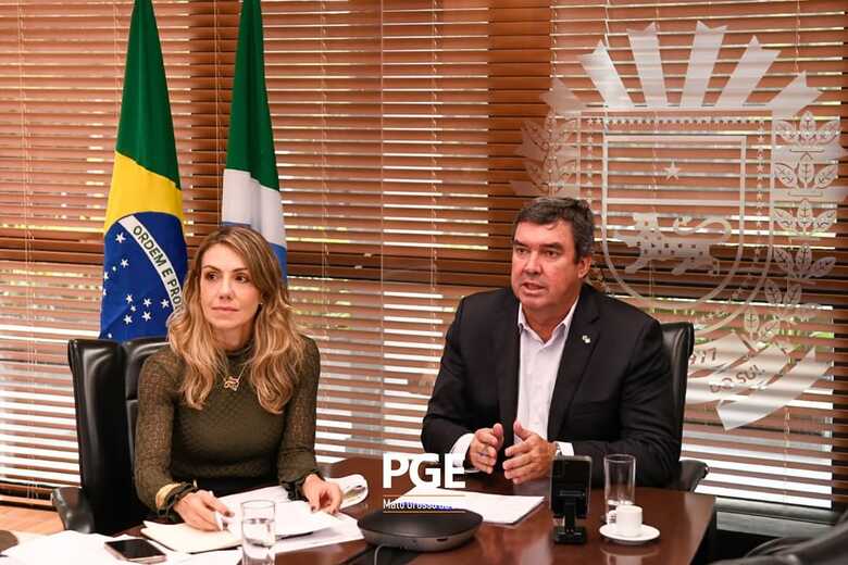 Procuradora Ana Ali Garcia e governador Eduardo Riedel