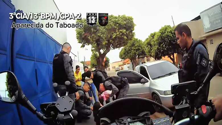 Momento em que equipes do Batalh&atilde;o de Choque salvam a crian&ccedil;a