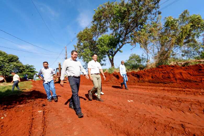 Governador durante visita em Chapad&atilde;o do Sul