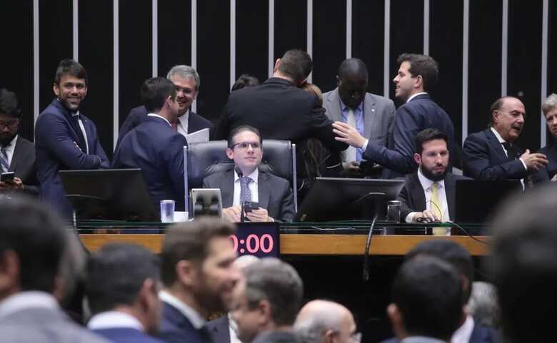 Deputados durante sess&atilde;o de vota&ccedil;&atilde;o no plen&aacute;rio