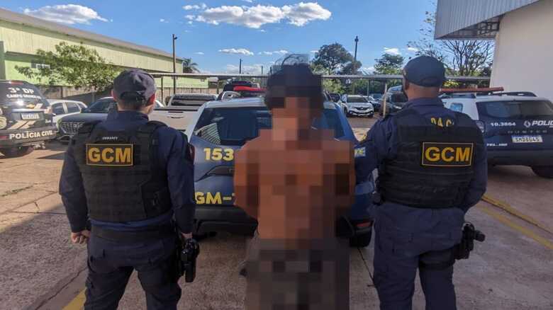 Suspeito foi detido e levado at&eacute; a delegacia