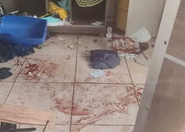 Marcas de sangue pelo local do crime