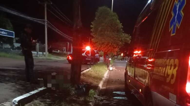V&iacute;tima n&atilde;o resistiu ap&oacute;s colidir contra a &aacute;rvore