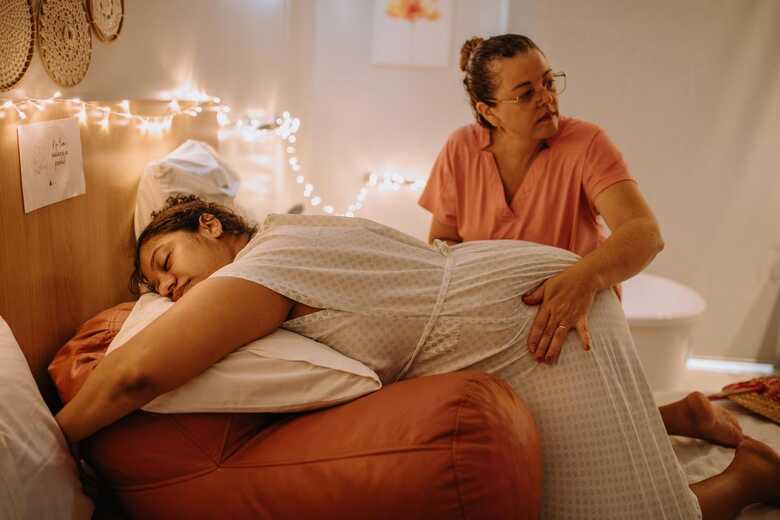 Byanca durante o parto com a doula Tati