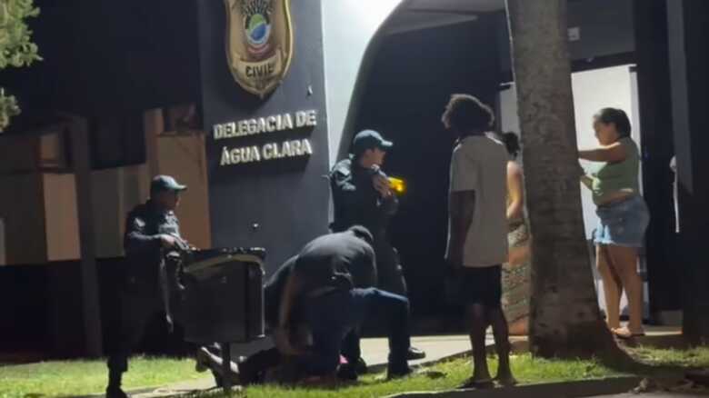 Suspeito foi detido na frente da delegacia