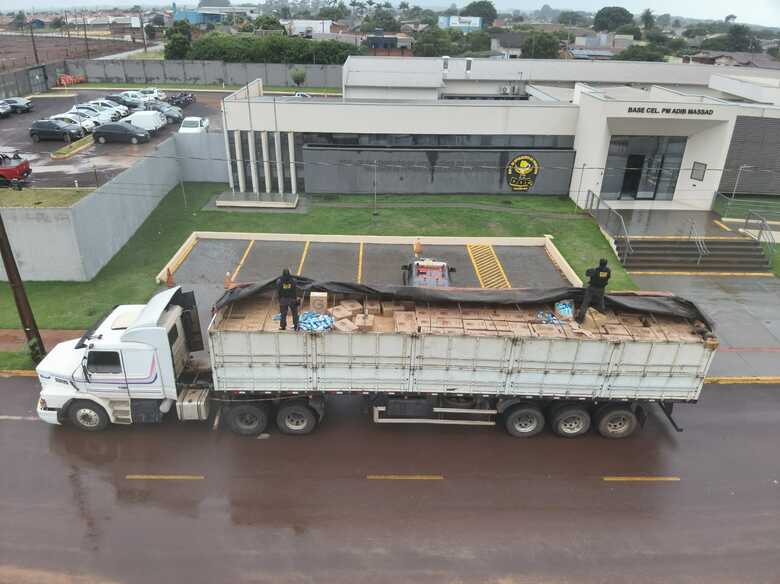 Carga de cigarro estavam na carreta